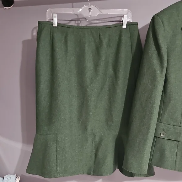 Classic Green Women's Skirt Suit by Le Suit - Picture 4 of 5